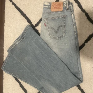 Levis jenas - Hej🥰🥰jag säljer mina älskade Levis jeans som är låg midjade och bootcut!De är så sjukt snygga men stora på mig! De är så trendiga och super coola. De har lite slitningar och blekningar som ni ser på sista bilden😍😍🙏storleken är 29/32 vilket motsvarar 34-38