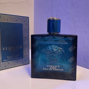 Versace Eros EDP 100ml - Versace eros herrparfym. Mer än 90% kvar så knappt använd än. Sjukt god doft, säljer för att samla ihop pengar. Kostar ca 800-900kr ny