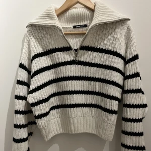 SUPERFIN RANDIG TRÖJA!! - Säljer denna fina och trendiga randiga stickade tröja/kofta. Nypris 600kr