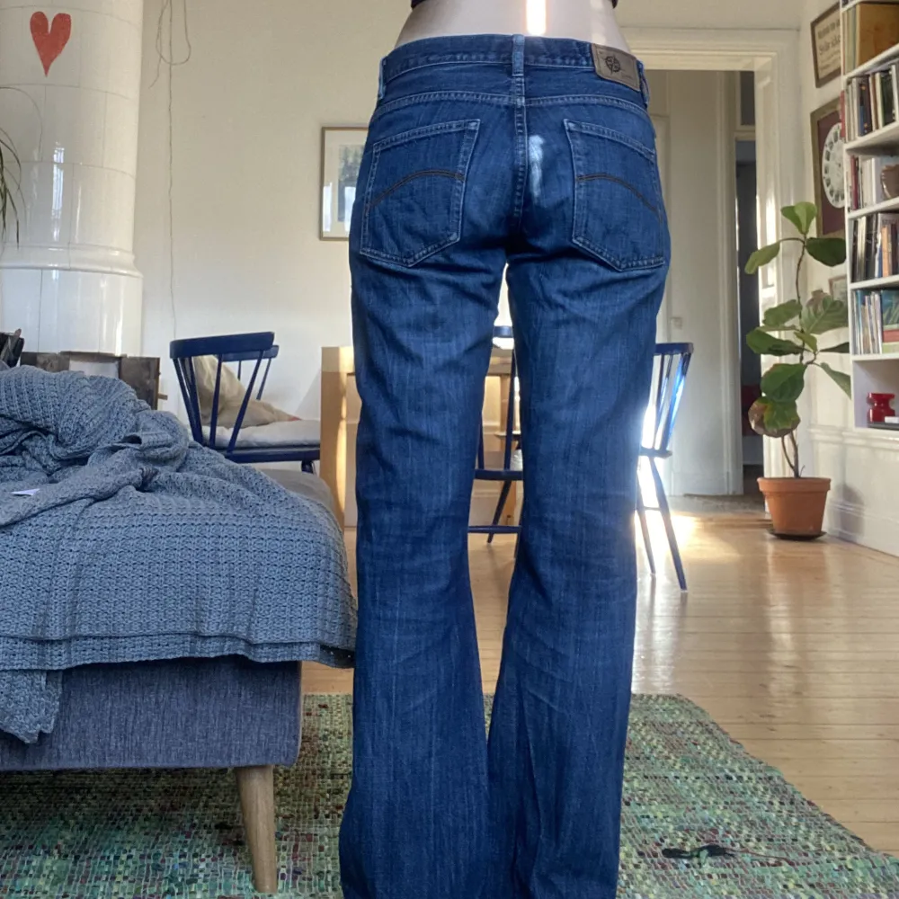Lågmidjade jeans! Raka/något utsvängda. Jag är 169 och innerbenslängden är ca 78cm, midjemåttet är ca 84cm. De är självklart tvättade men har några fläckar på knäna som inte går bort, skriv för bilder på det. Samt slitna vid högra fickan, skriv för bild🥰. Jeans & Byxor.
