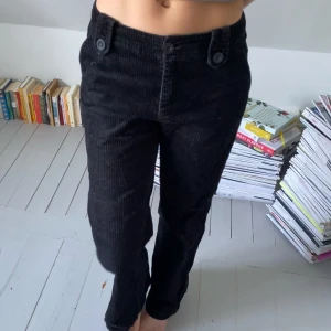 Low waisted manchesterbyxor🖤 - Svart, lågmidjade manchesterbyxor i bra skick🖤 storlek 38