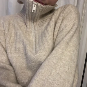 Stickad tröja  - Sååå fin stickad tröja från en gammal kollektion på monki. Passar storlek xs-m💗I fint skick och endast sparsamt använd! 