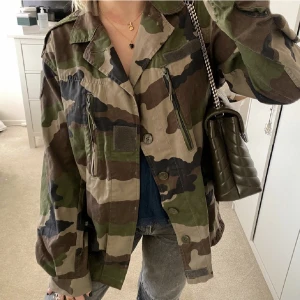 Quatre filles jacka - Säljer denna quatre filles jacka köpt på plick för nåt år sedan (lånade bilder, skriv privat för fler). Säljer för tror att någon annan kan få mer användning av den. Inga kvitton med men bra skick! Perfekt till våren💓💓