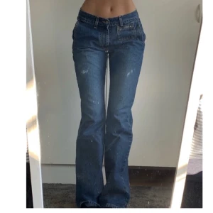 SÅLDA ❌❌ - Vintage lågmidjade jeans från märket crocker!  Står strl M på lappen men passar x-s då jag vanligtvis har det!  Har massa fler byxor och flera tröjor på min sida så in och kika ❤️