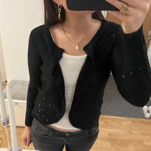 Snyggaste koftan! - SÅÅ sjuukt snygg och glittrig✨Perfekt till Fianare tillfällen o fest✨Superfint skick