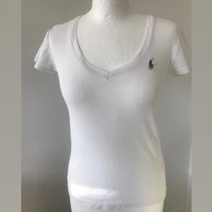 Ralph Lauren tshirt - Ralph lauren storlek XS. möts i stockholm eller fraktar 🖤