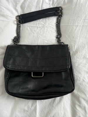 Svart väska - En helt perfekt väska som passar till alla outfits. Den är mycket rymlig så du får plats med nästan allt nödvändigt i den. Använd endast fåtal gånger.