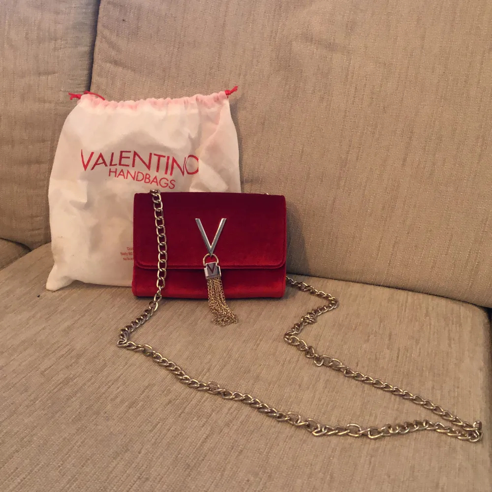 Säljer en valentino väska som använts fåtal gången.  Den är som ny. . Väskor.