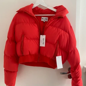 Helt ny Na-kd jacka!!!! - Alla tags är kvar!!! Skynda fynda. Är L men skulle även säga att den passar M/S också beroende på hur tight man vill att den ska sitta.