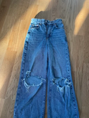 Gina tricot jeans - Jeans från Gina tricot. Använda fåtal gånger. Storlek i midjan= 64 cm Exkl frakt. 