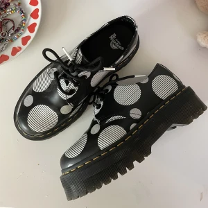 Unika Dr. Martens - Säljer mina dröm skor. Inköpta till studenten men har inte kommit till användning sedan dess. Hör av dig vid frågor eller funderingar❣️ Skorna rengörs självklart innan de skickas!