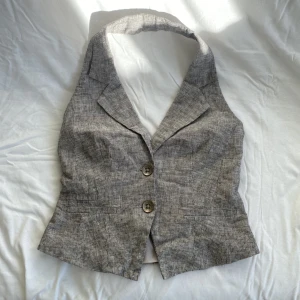 Kostym väst  - Så snygg kostym väst med guld detaljer i tyget. Storlek 10, motsvarar ca M. Mycket bra skick, inga deflekter. Köps via Swish eller köp nu 💋