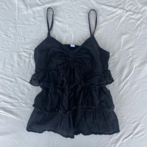 Babydoll volang topp  - Så söt babydoll volang topp. Justerbara band. Måste strykas och har en lagning (bild 3) som inte syns så mycket, annars bra skick. Köps via Swish eller köp nu 💋