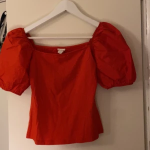 Röd topp med puffärmar❤️ - Super söt❤️