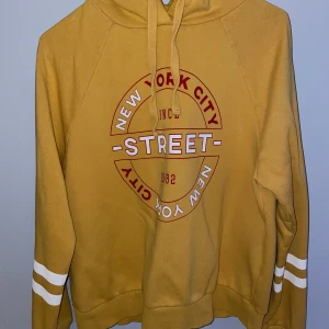 Super mjuk tjocktröja! Hoodie  - En gul tjocktröja med luva! Den är fluffig inne vilket gör att den är mycket mjuk!🧡 Från Ginatricot. Storlek M🧡