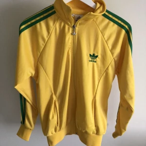 Adidas - Adidas zipup, begagnat skick, har fläckar 