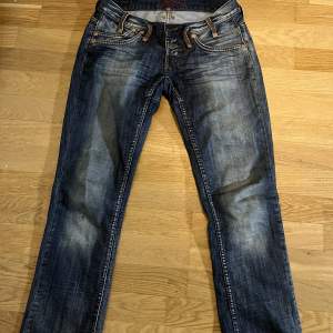 Low waist jeans med fickor på baksidan 