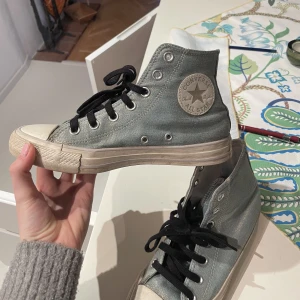 Converse - Säljer mina blåskimriga converse med svarta skosnören! De är använda men i bra skick! Storlek 37,5 men passar 38 också. 
