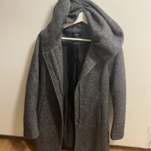 Kappa - Grå kappa. Tunn. Använd fåtal gånger. 