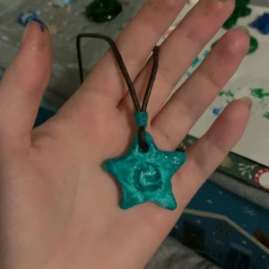 Handmade halsband - Halsband med läder och handgjord stjärna, går att få i vilka färger som helst samt form.  