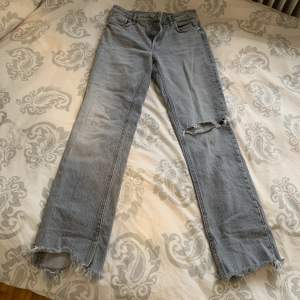 Lågmidjade jeans från zara Ordinarie pris typ 360kr Säljer för 150 Storlek 36