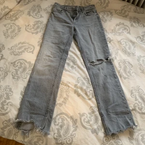 Gråa låmidjade jeans  - Lågmidjade jeans från zara Ordinarie pris typ 360kr Säljer för 150 Storlek 36