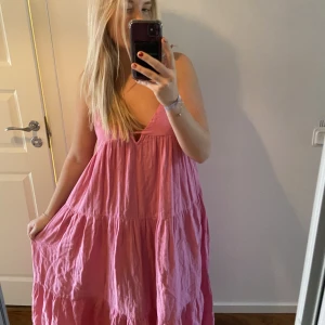 Sommarklänning  - Super skön och snygg sommarklänning från zara! Älskar denna supermycket men har en liknande. Den är i storlek L men jag skulle säga att den sitter som en M då den ska vara lös i modellen❤️