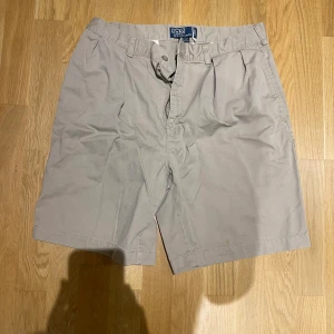 Polo Ralph Lauren Shorts - Polo Ralph Lauren Shorts som är i bra skick. Färgen är beige och shortsen är storleken 34. Nypris: 450kr.