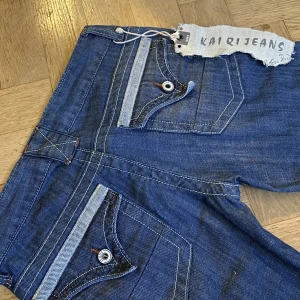 lågmidjade jeans - Asfina lågmidjade jeans köpta second hand. Endast testade. Superbra skick! Står ingen storlek men skulle säga w 26-27 typ? hör av er i PM💓💓