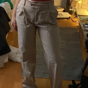 Zara beige kostymbyxor  - Säljer dessa beiga kostymbyxor från zara i storlek S då de ej används. Byxorna har varit väl omhändertagen & är knappt använda. För referens är jag 165cm lång & släpar i marken på mig. Om du har övriga frågor eller vill ha fler bilder är det bara att hmu!