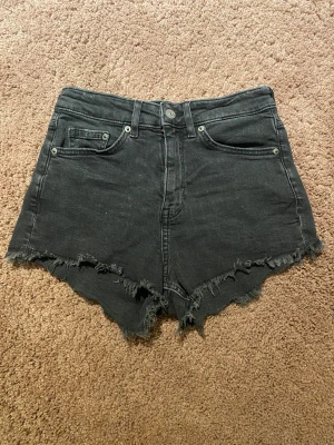 Shorts - Säljer jag de här fina svarta shortsen på grund av att de inte längre används. Väldigt fina och snygga shorts som passar till allt! Nypris ca 200kr ❤️❤️❤️ Köparen står för frakt🥰