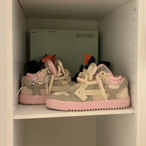 Off white skor - Säljer dessa sjukt coola skorna, dem är tyvärr lite för stora för mig! Men storleken är 38 och dem är använda (tvättade såklart som ni ser på bild!) men skicket är fortfarande bra eftersom det är bra kvalite ☀️