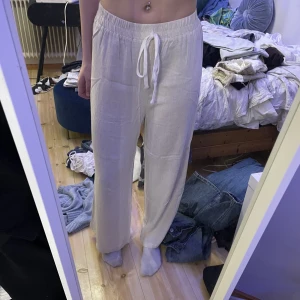 Linnebyxor från SHEIN  - Beiga linnebyxor från SHEIN, lite korta på mig som är 168cm. De är i storlek xs/s. Resårband i midjan och snörena går inte att knyta utan är endast dekoration. Aldrig använda. Fint skick.