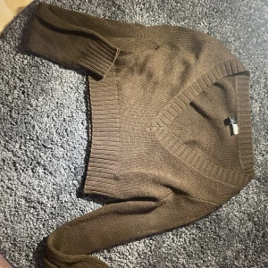 Stickad - Säljer denna bruna stickade tröjan. Den är storlek Xs men passar S. Har använts fåtal gånger och jag har bara den i garderoben, bättre att sälja då💕