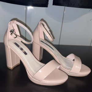 Klackskor  - Helt oanvända klackar från Nelly Storlek 37 Säljer pga för stora för mig  