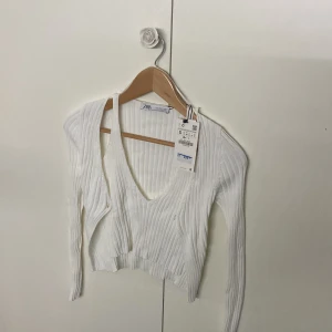 Ribbed knit top Zara  - Denna jätte fina tröja är endast testad och prislappen är kvar, alltså den är helt i nyskick. Skulle lämna tillbaka men kvittot var borta. Perfekt nu till våren och sommaren!💗🙌 Nypris 359kr mitt pris 160kr