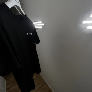 OFF-WHITE T-shirt - Off-white t-Shirt i mycket fint skick.. Inköpt på Nk, Nypris: 2 177kr.. Kvitto, tags medföljer.. Priset kan diskuteras✌️Skriv vid intresse! Mvh