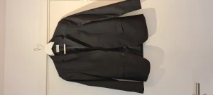 Kavaj. Barn stl 158 - ﻿Svart kavaj från H&M. Kostar 349 kr i nypris. Denna är använd enstaka gång. Allt i helt förutom två knappar i armen. Men det är inget som märks. Armen är ändå stängd. Säljer billigt pga det. 