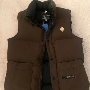 Canada Goose väst  - Skitsnygg canada goose väst stl 2XS, passade ej för mig därav säljer jag den. Äkta såklart.  Passar XS även S, oversized för mig som är XXS