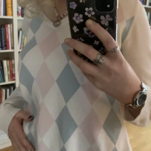 Argyletröja blå och rosa - Tvärgullig vintage tröja med argylemönster i blått och rosa, med hål i armhålan lol#helvetesfönster