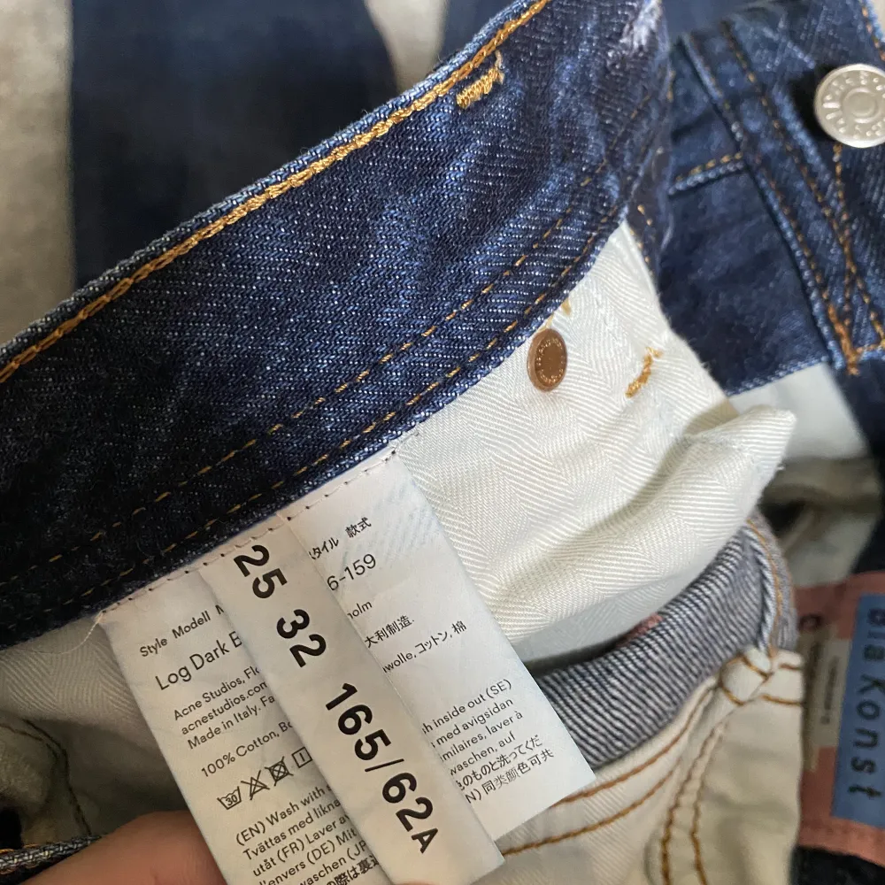 Acne studios jeans i väldigt gott skick . Farkut & Housut.
