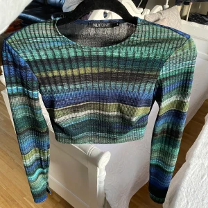 Cropped tröja nelly  - Säljer denna då den är lite liten på mig. Använd endast 1 gång. Nypris 299kr. Super fin slits detalj vid ärmarna💞pris kan diskuteras vid snabb affär. Kom gärna med eget förslag!