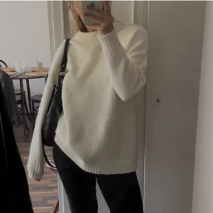 Stickad tröja - Vit stickad tröja, använder inte längre, jätte mjuk och skön! Oversized