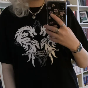 T-Shirley med draktryck - Jättefin och vacker tröja hittad second hand med drakar i ett hjärta hur gulligt är inte det? I rejält material och mycket gott skick