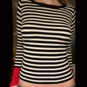 Randig långärmad topp - Jättefin och skön stickad randig tröja. Använder inte längre men väldigt söt. 💋