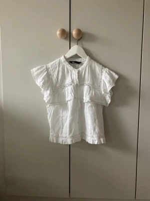 Zara blus  - Säljer populär Zara blus i ny skick. Köpt våren 2021, men är endast använd ett fåtal gånger. Är i storlek S men sitter mer som en XS eller XXS. Säljer för 150kr+frakt. Kan eventuellt bli en budgivning vid många intresserade.