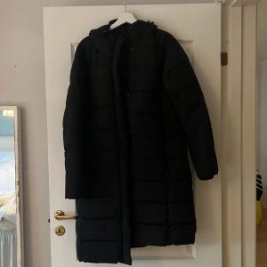 Vinterjacka  - Lång vinterjacka från lager157, väldigt lite använd