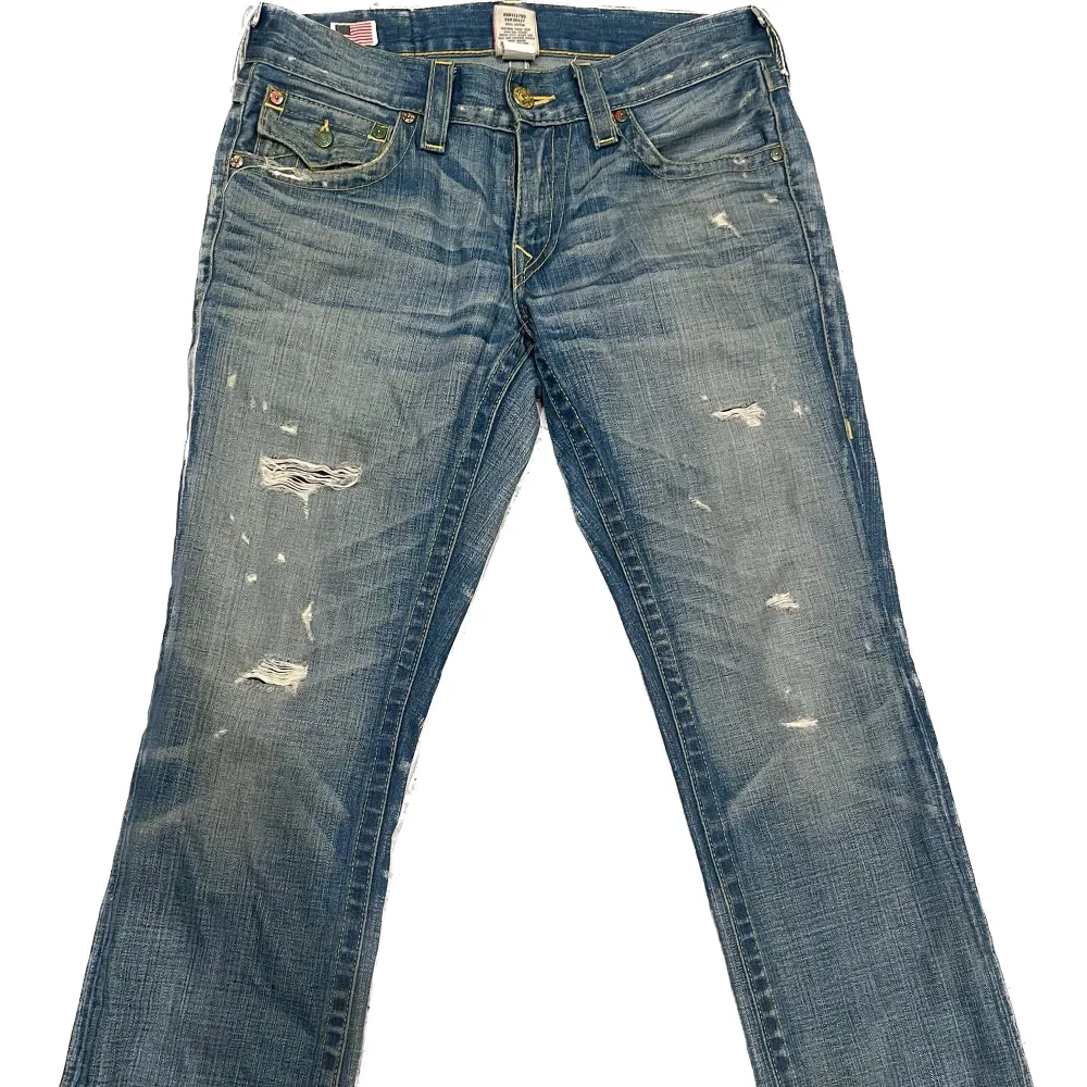 Säljer nu ett par f.d favorit jeans av märket true religion😚 Köpta i new york vintage men i superbra skick🙌 Midjemått 45 cm tvärs över, innerbenet ca 84 cm💕💕 Bootcut/ straight fit med låg midja, frakt tillkommer på 60 kr🥰. Jeans & Byxor.