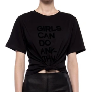 Zadig & Voltaire T-shirt - Svart T-shirt från Zadig med trycket ”Girls Can do Anything” i sammet🖤  Storlek M men är lite oversized, supersnygg till jeans🤍  Använd 1 gång!🌟 Nypris ca 1100kr