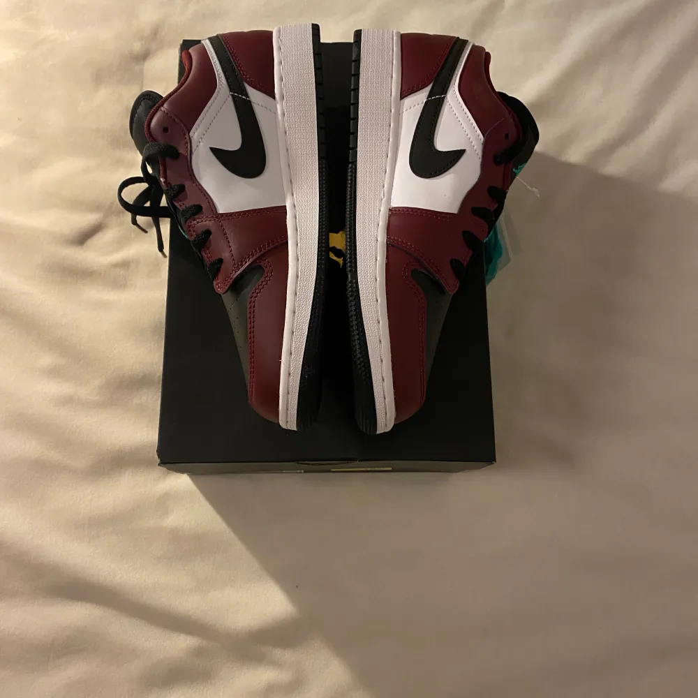 Hej! Jag säljer ett par helt nya Air Jordan 1 Low (GS)  ”Dark Beetroot” i storlek 38,5 för 1350kr ink frakt! 📦 👟 Fraktar samma eller dagen efter betalning! 🚢  Bara att skriva om du har några frågor!😄. Skor.